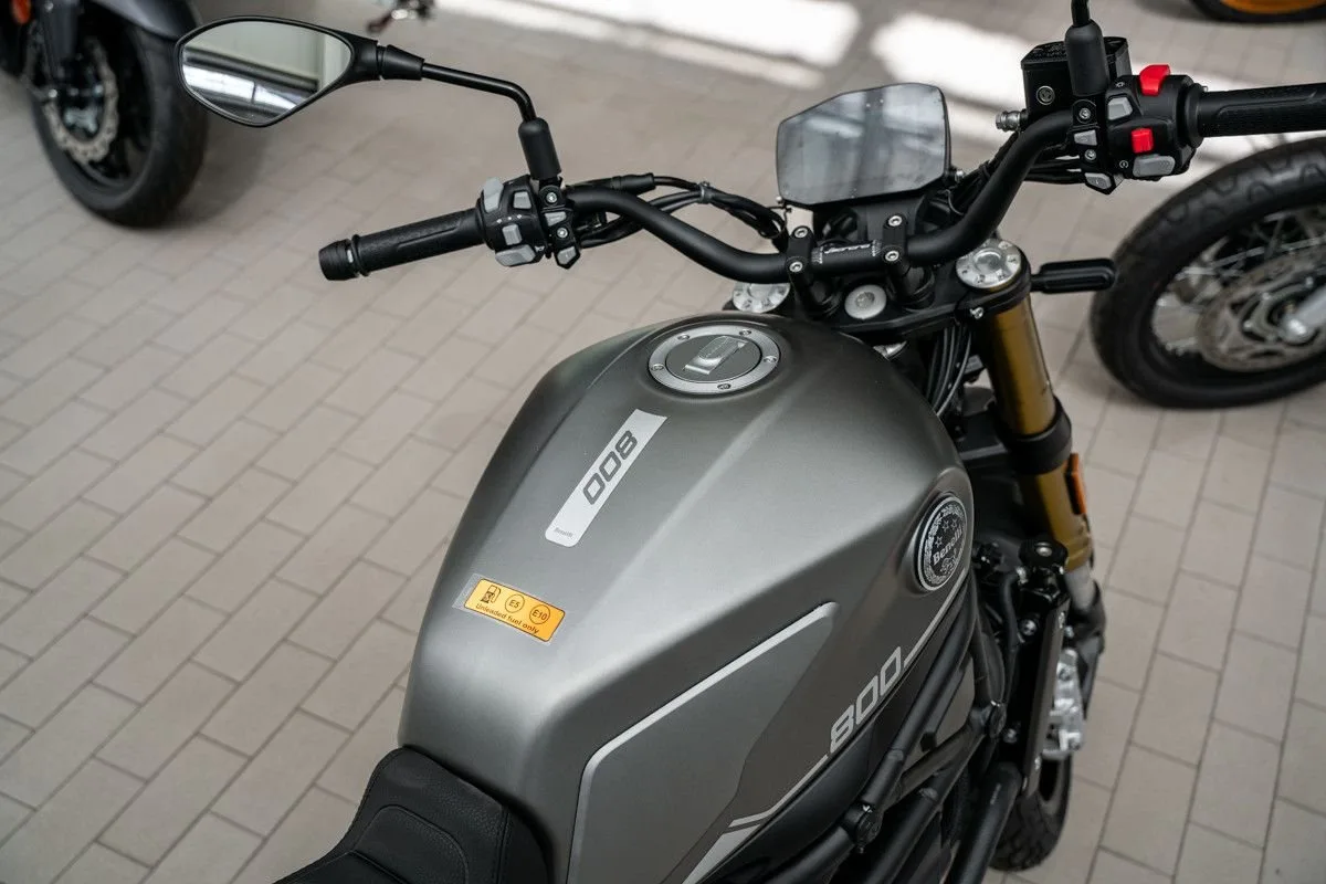 Benelli Leoncino 800