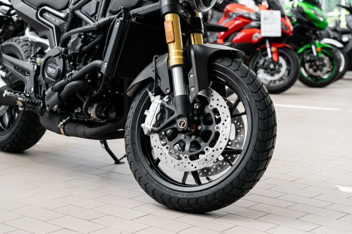 Benelli Leoncino 800