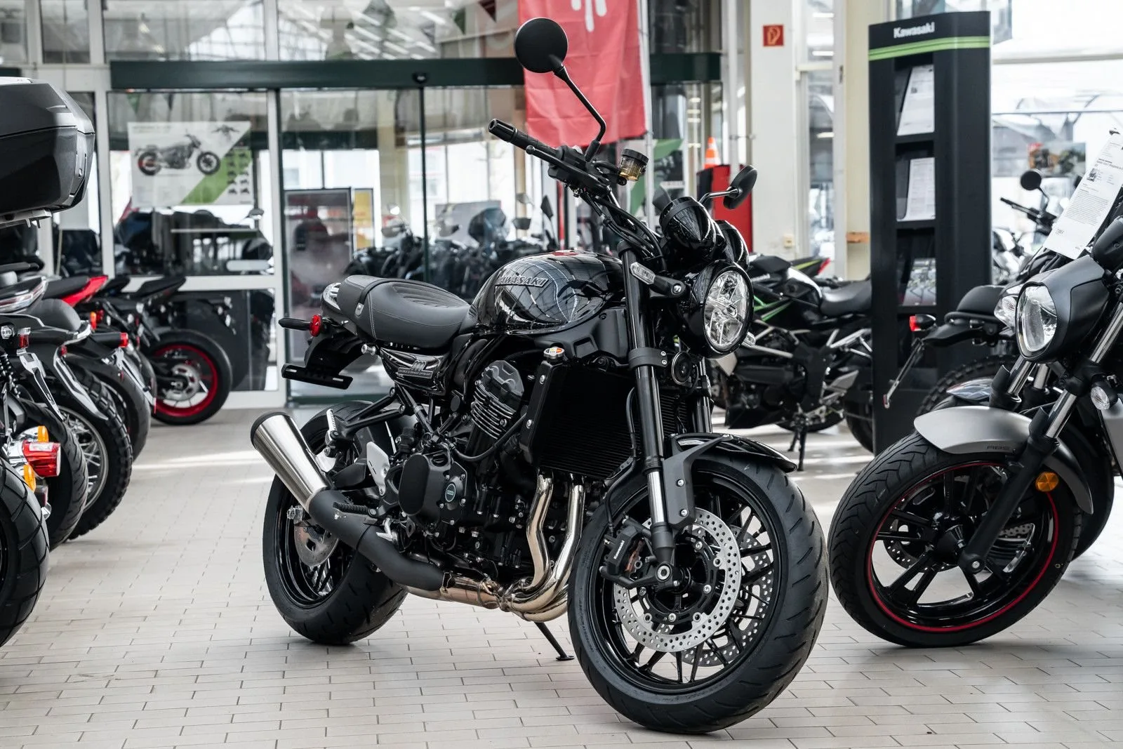 Kawasaki Z900 RS Black Ball Edition