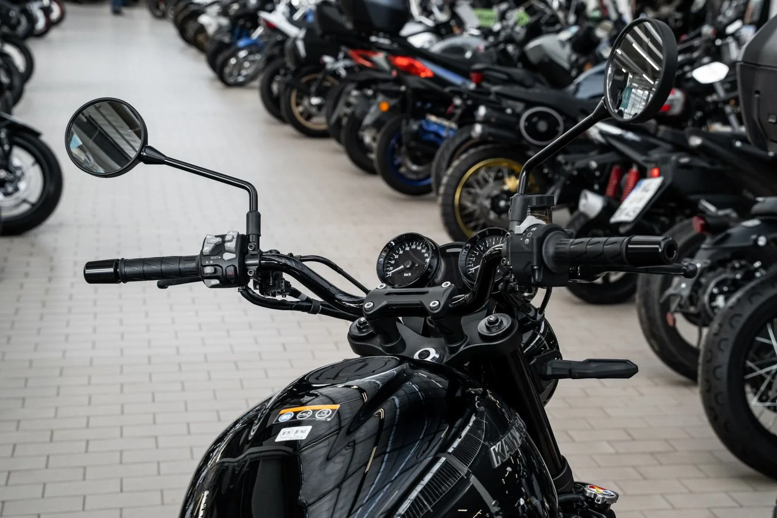 Kawasaki Z900 RS Black Ball Edition