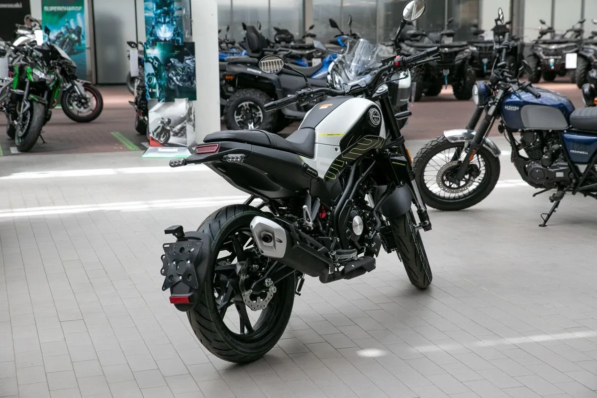 Benelli Leoncino 125