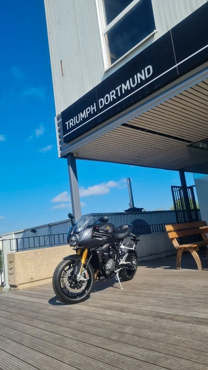 Triumph Speed Triple 1200 RR James Bond Edition