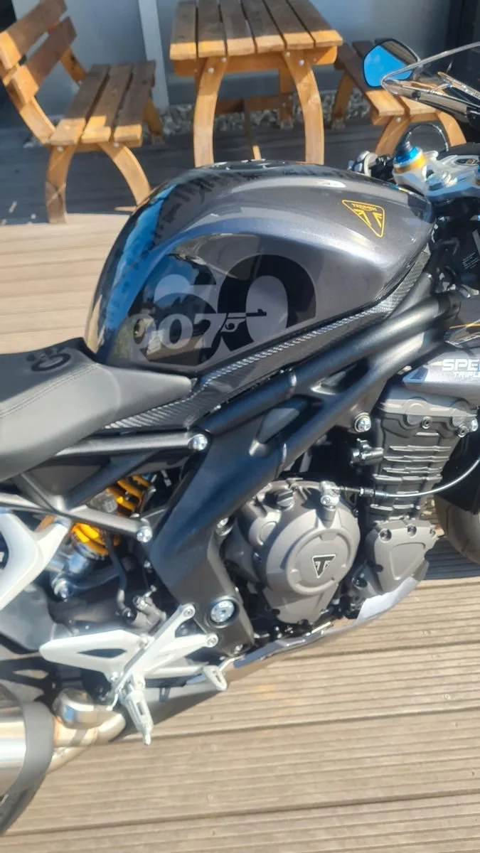 Triumph Speed Triple 1200 RR James Bond Edition