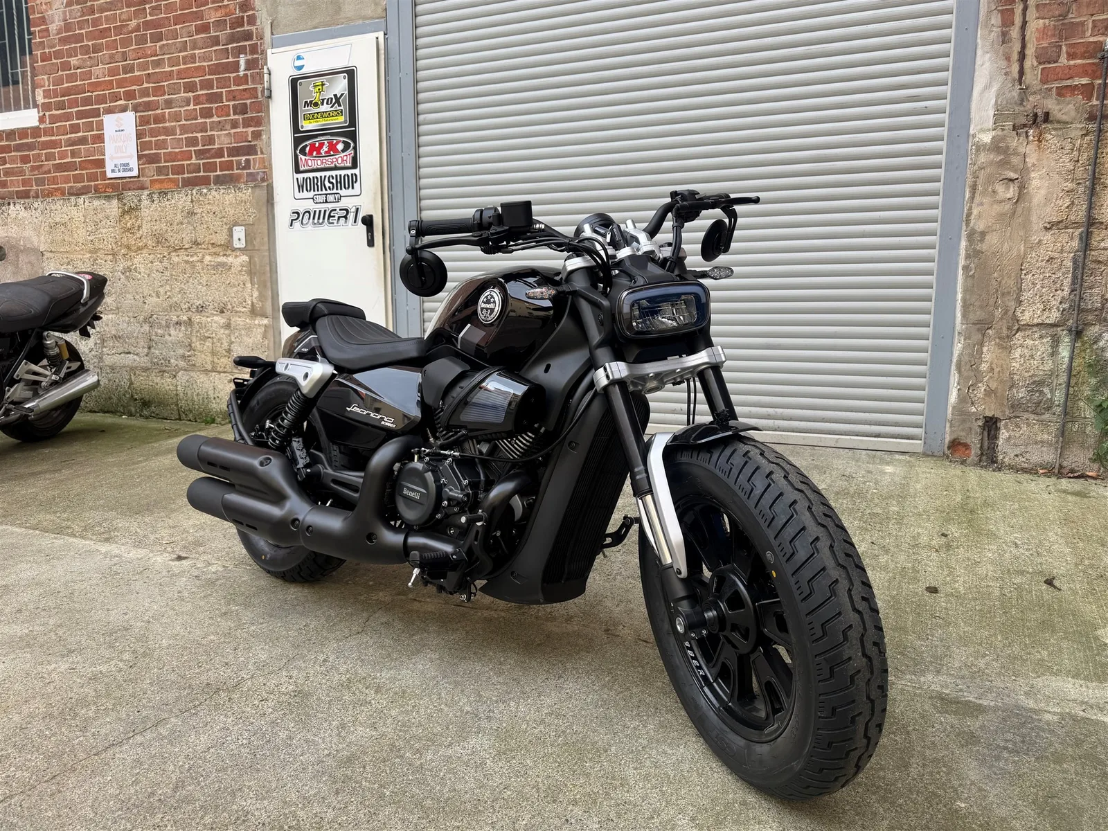 Benelli Leoncino Bobber 400