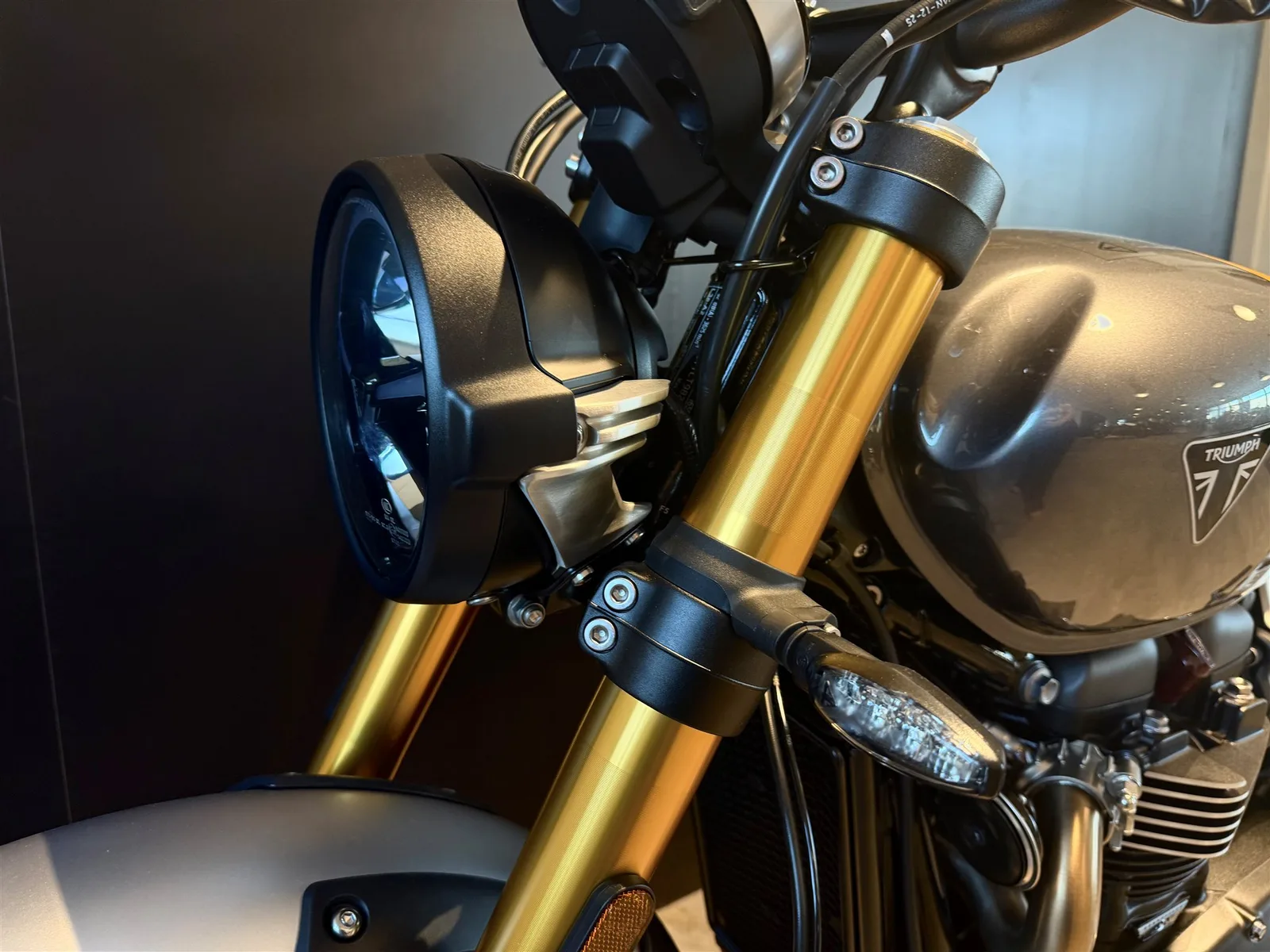 Triumph Scrambler 900 Mineral Grey / Cosmic Yellow