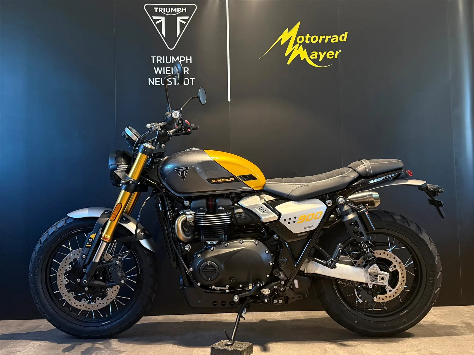 Triumph Scrambler 900 Mineral Grey / Cosmic Yellow