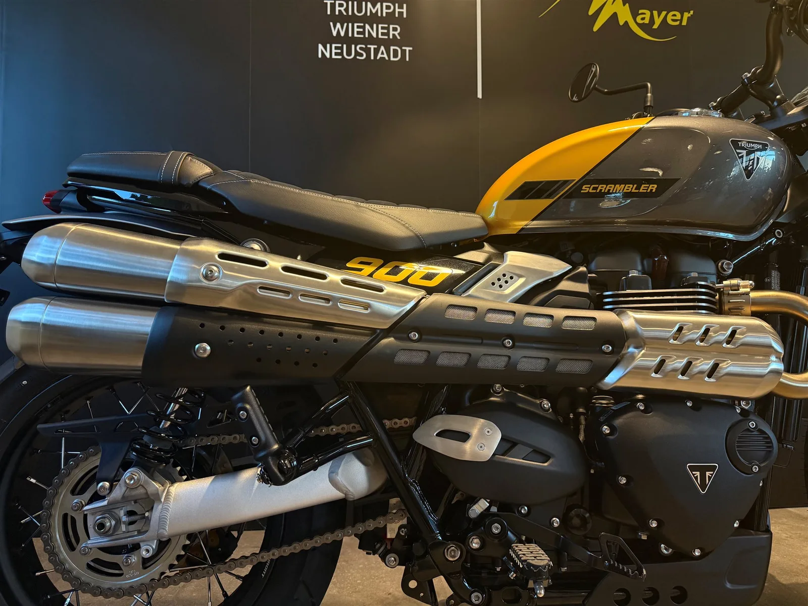 Triumph Scrambler 900 Mineral Grey / Cosmic Yellow