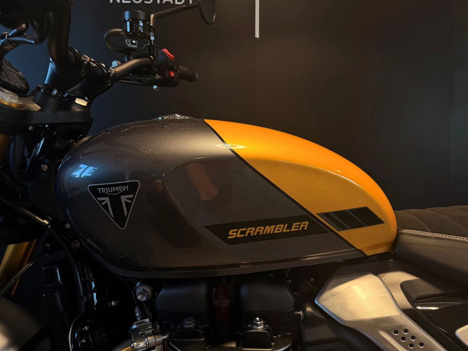 Triumph Scrambler 900 Mineral Grey / Cosmic Yellow