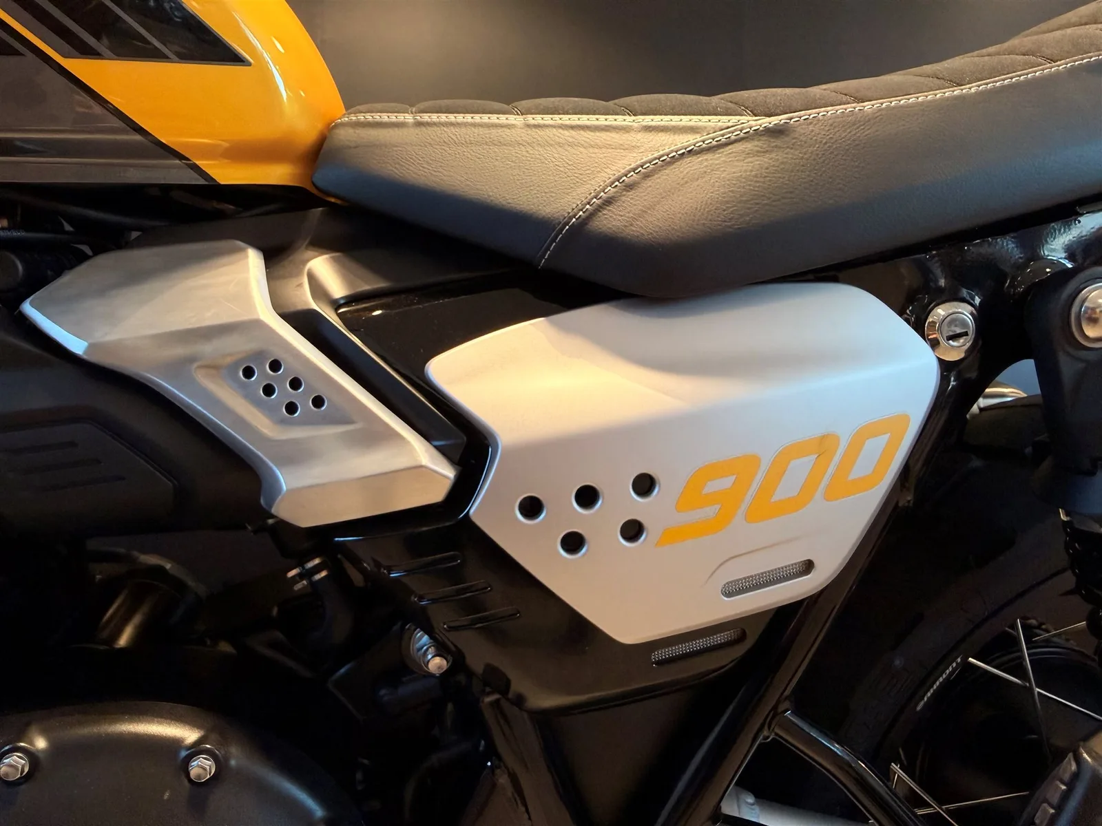 Triumph Scrambler 900 Mineral Grey / Cosmic Yellow