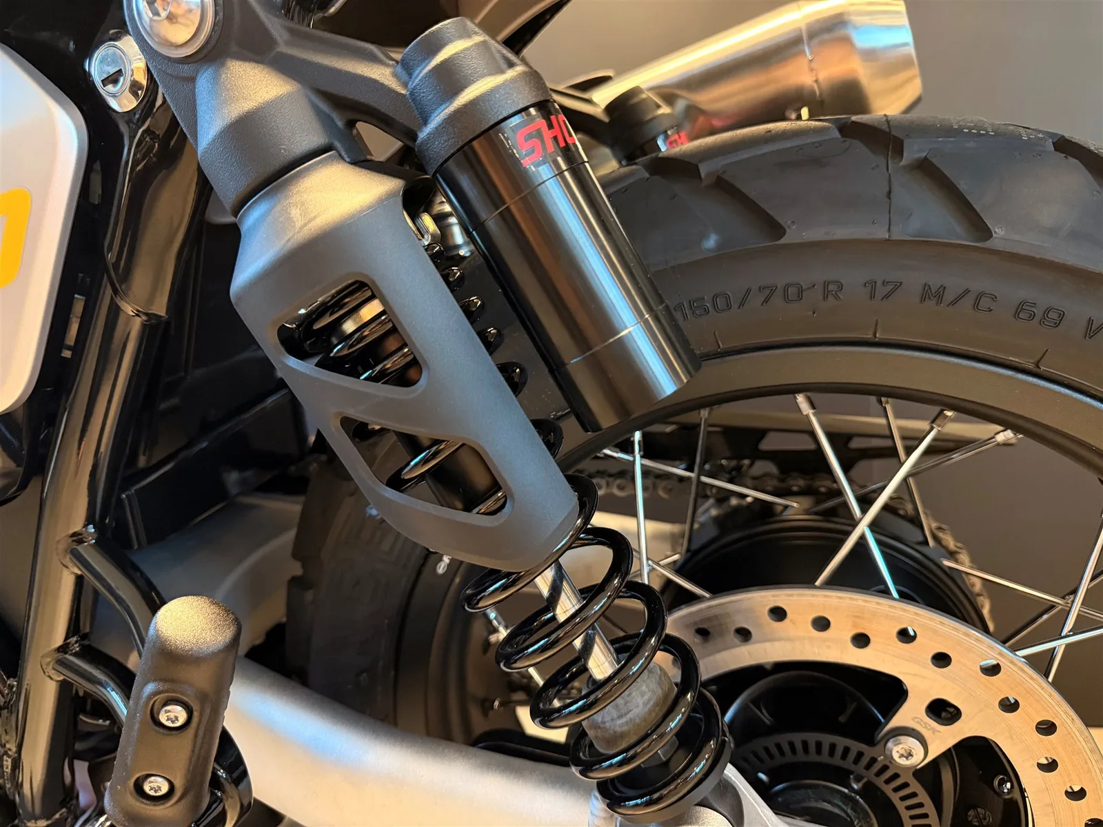 Triumph Scrambler 900 Mineral Grey / Cosmic Yellow