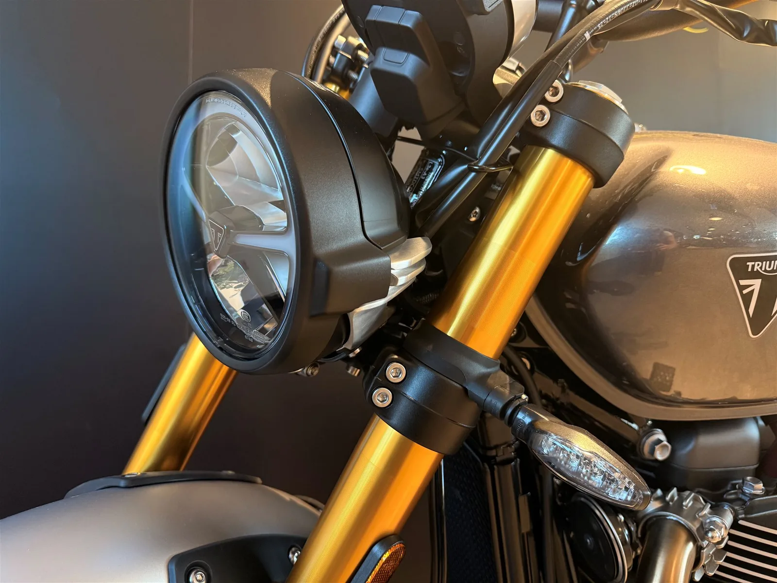 Triumph Scrambler 900 Mineral Grey / Cosmic Yellow