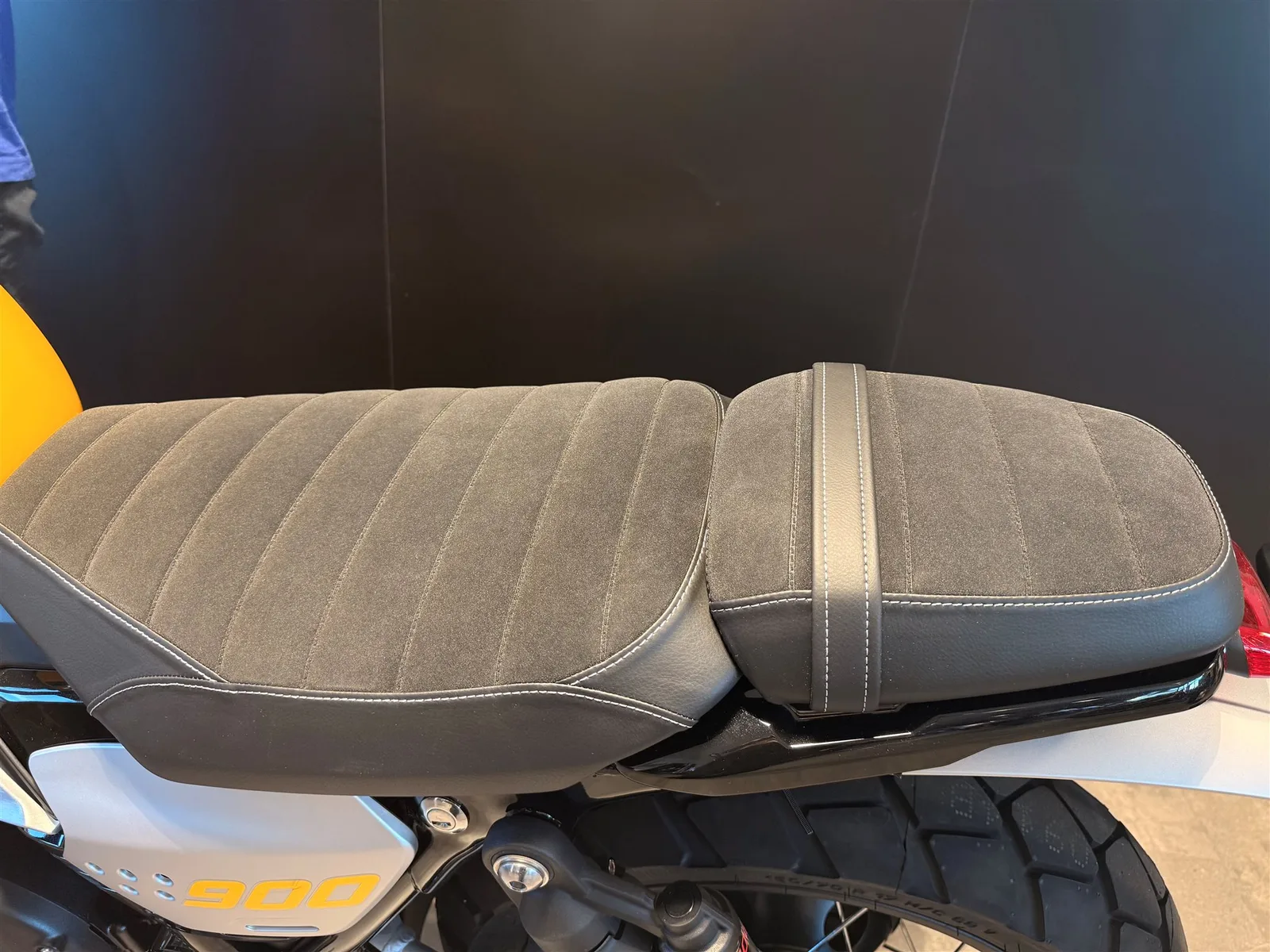 Triumph Scrambler 900 Mineral Grey / Cosmic Yellow