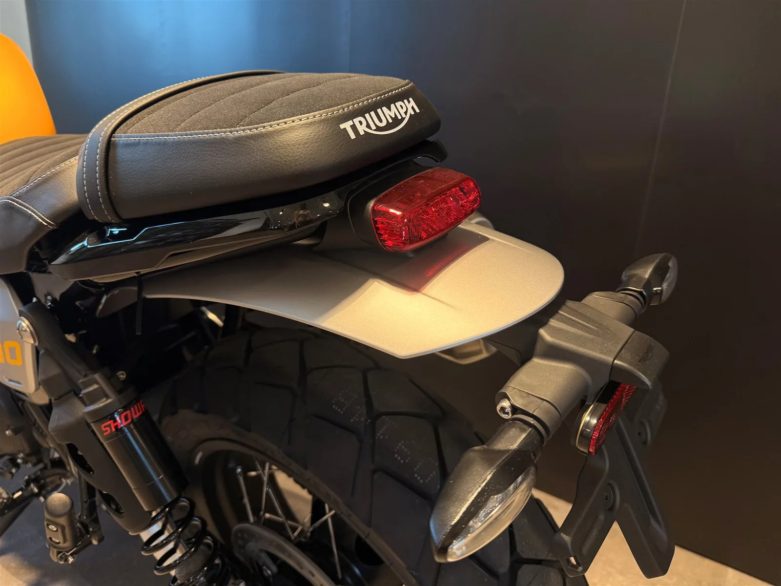 Triumph Scrambler 900 Mineral Grey / Cosmic Yellow