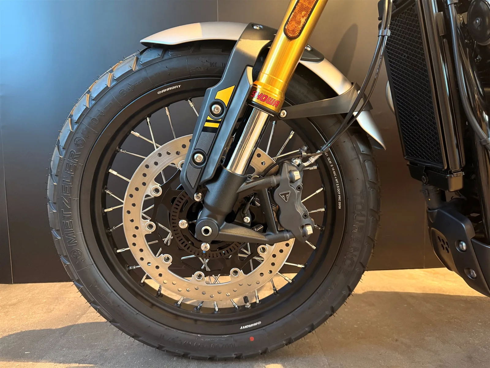 Triumph Scrambler 900 Mineral Grey / Cosmic Yellow