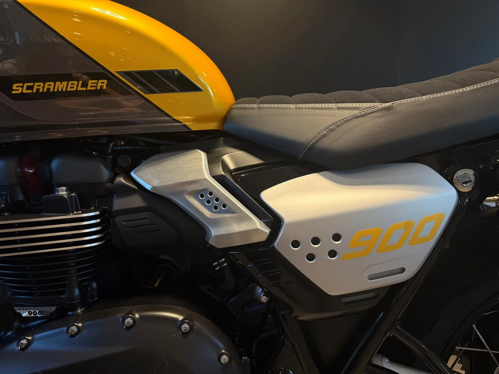 Triumph Scrambler 900 Mineral Grey / Cosmic Yellow