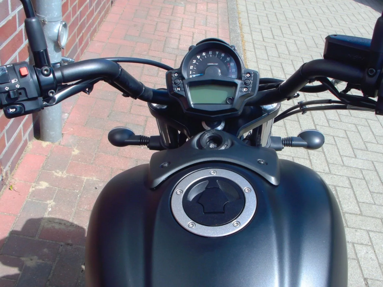 Kawasaki Vulcan S ABS 1. Hand