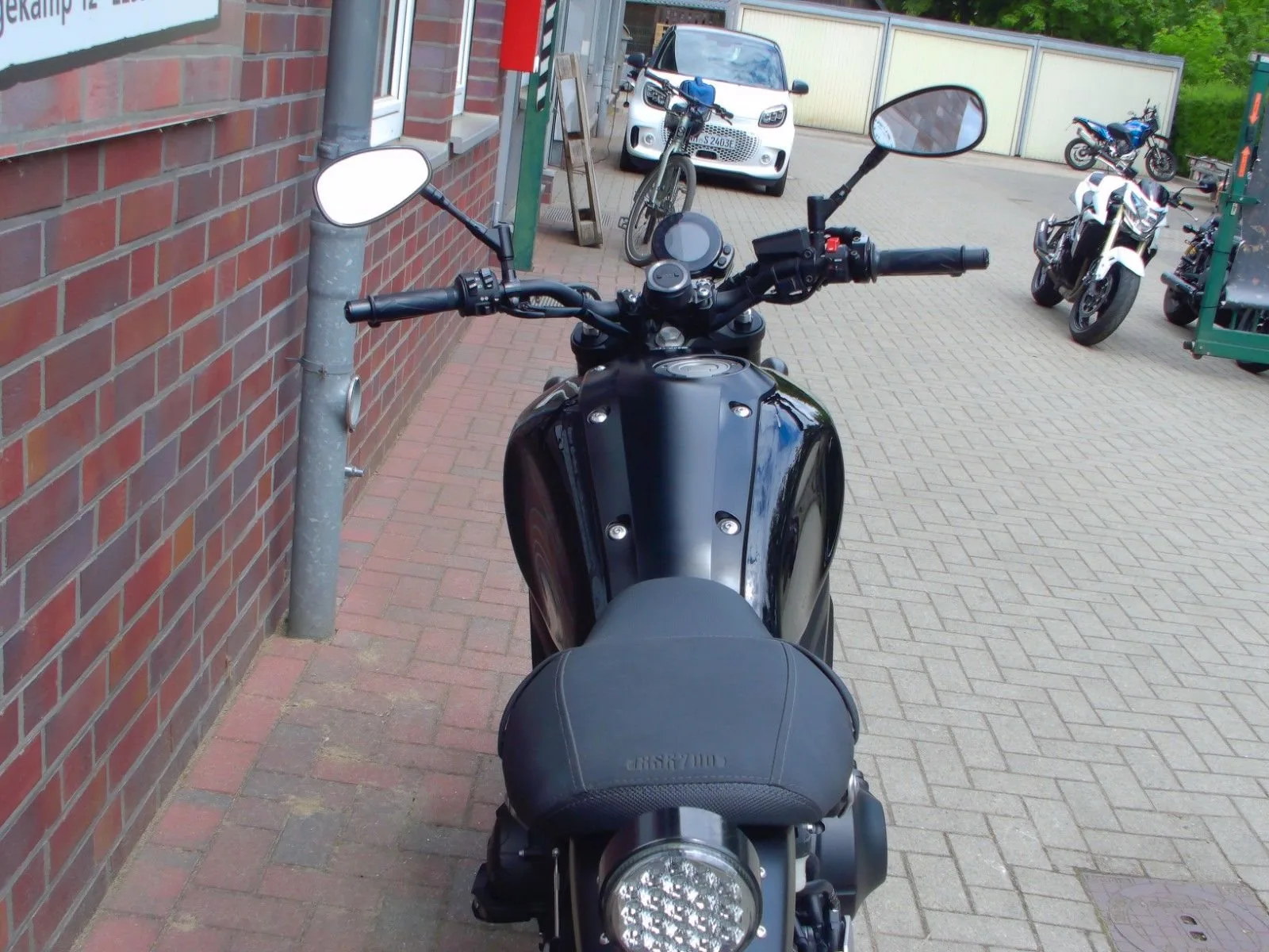 Yamaha XSR900 ABS 1. Hand