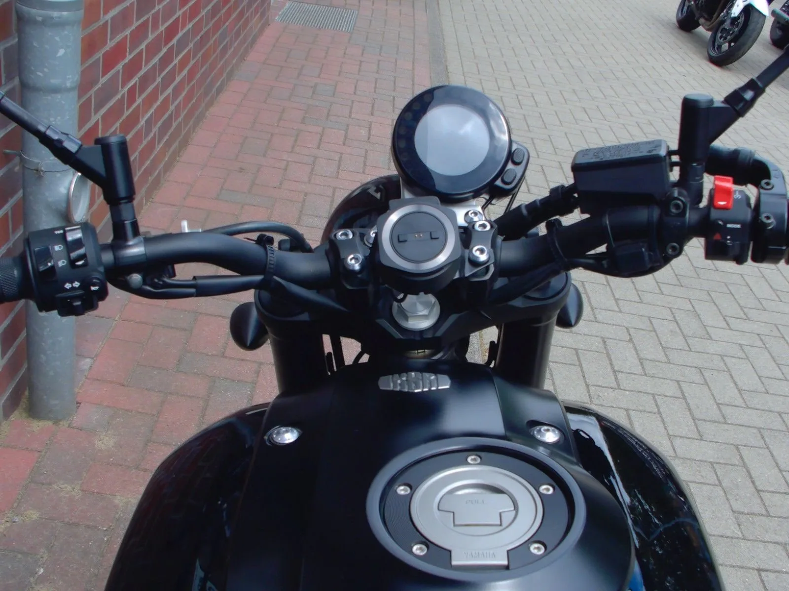 Yamaha XSR900 ABS 1. Hand