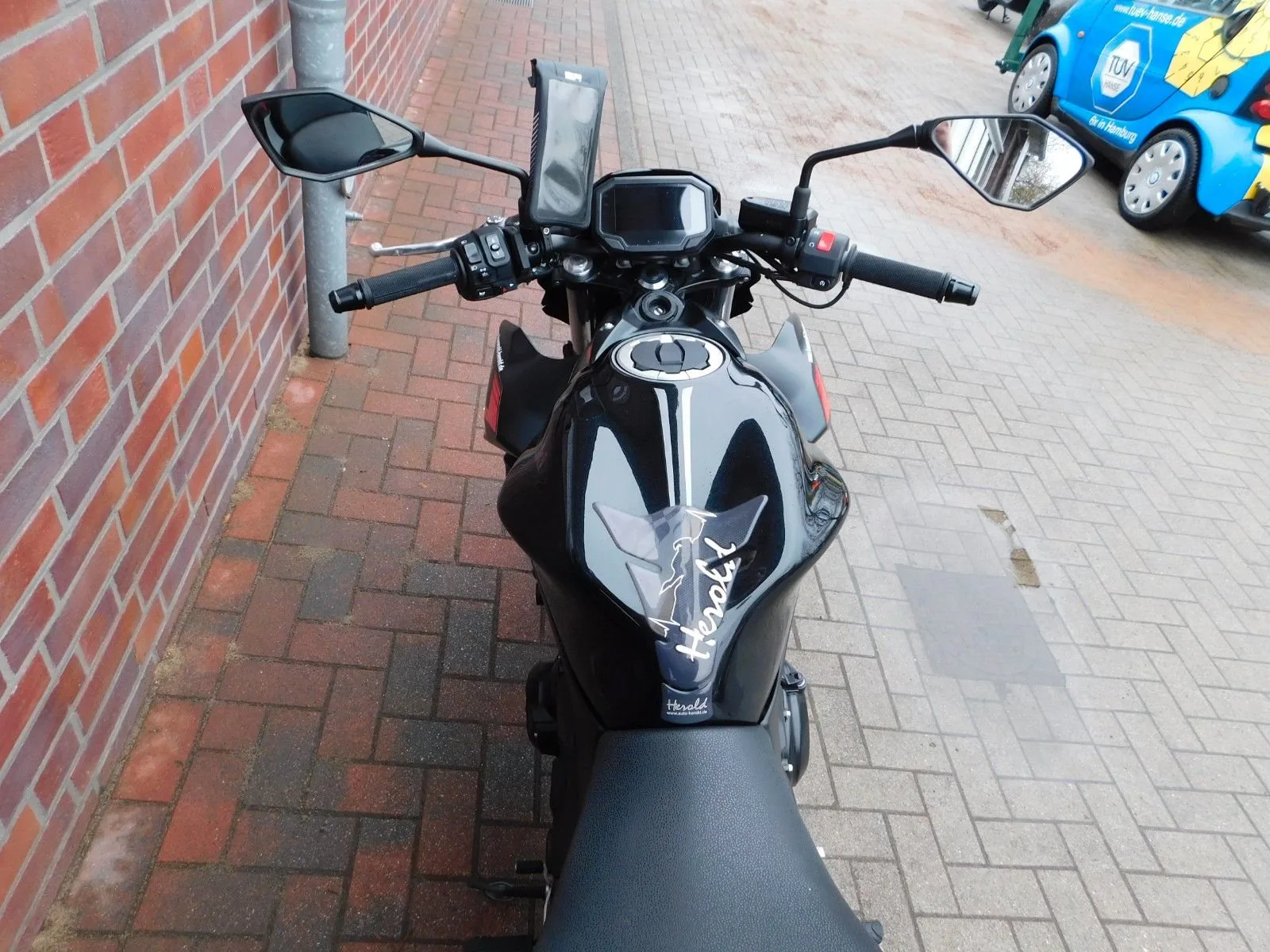 Kawasaki Z650 ABS 1 Hand