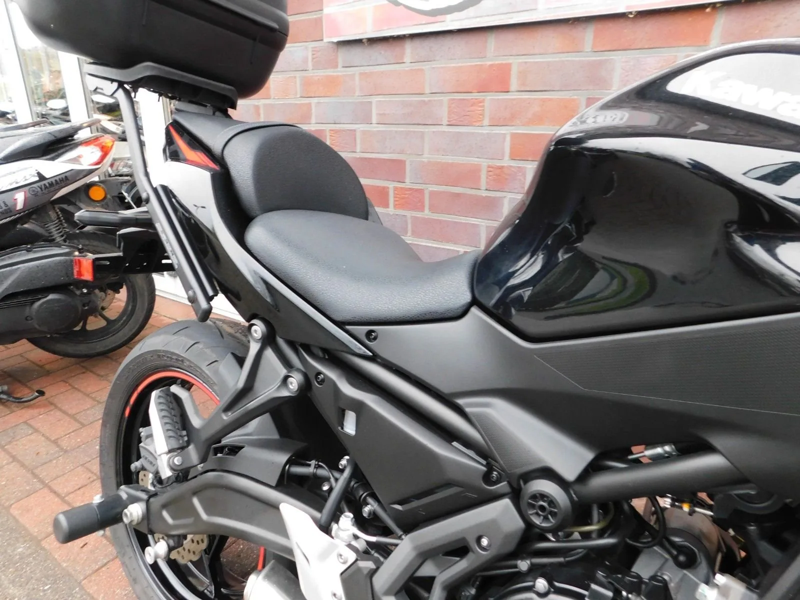 Kawasaki Z650 ABS 1 Hand