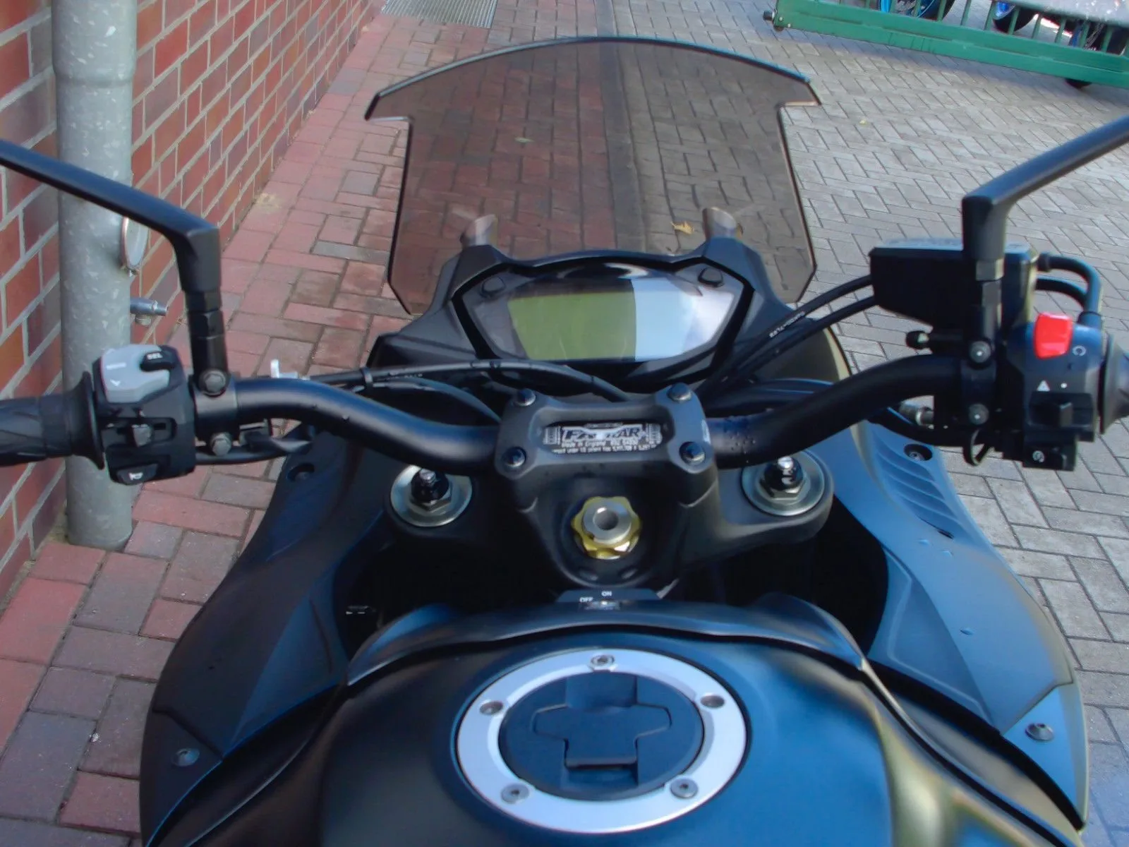 Suzuki GSX-S1000F GSX-S 1000 F ABS 1. Hand