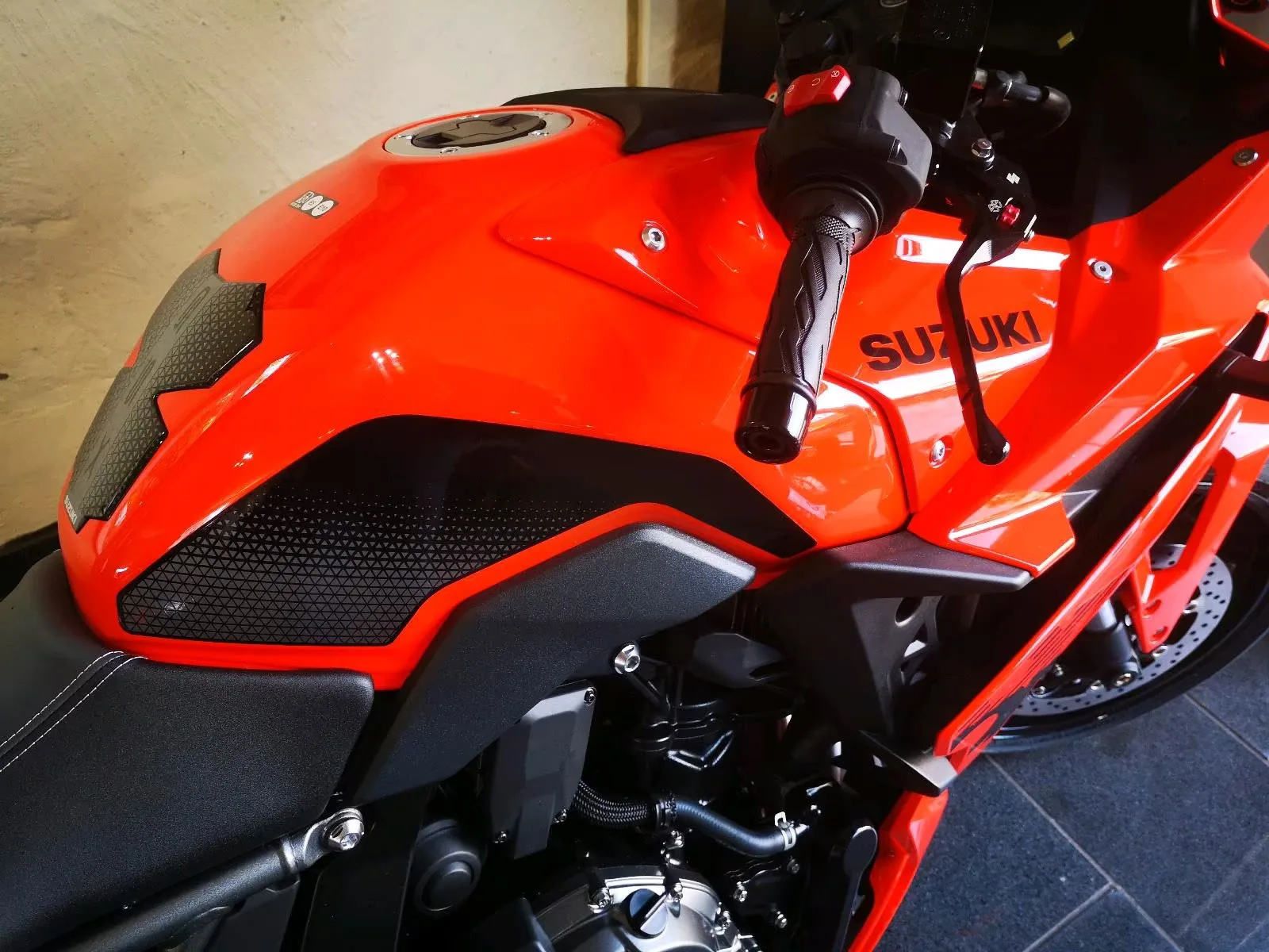 Suzuki GSX-8R Daidai-Iro Power Edition GSX800FRQM6LPW+Tankgutschein