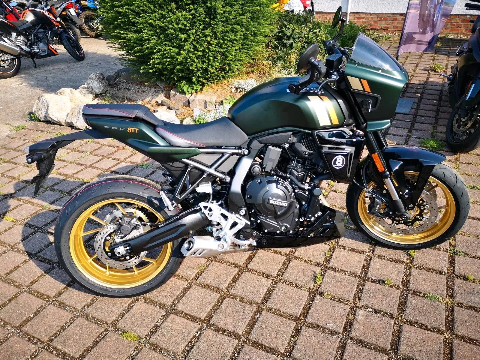 Suzuki GSX-8TT Suzuki GSX-800TT