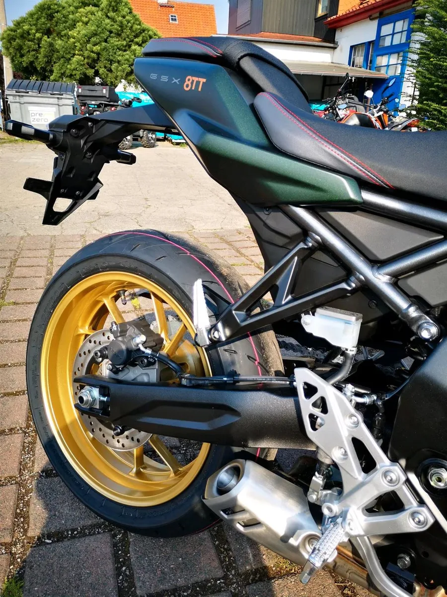 Suzuki GSX-8TT Suzuki GSX-800TT
