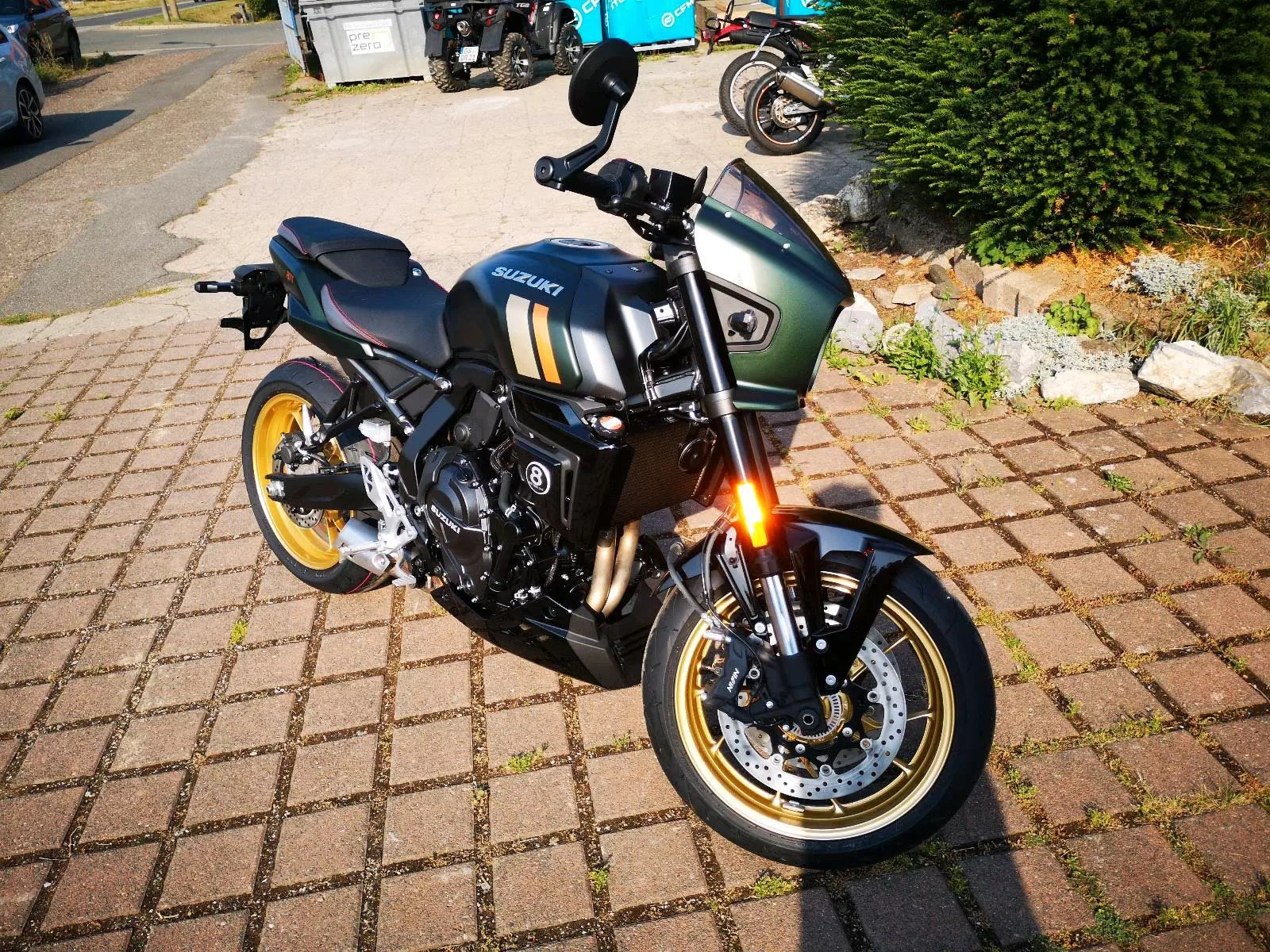 Suzuki GSX-8TT Suzuki GSX-800TT