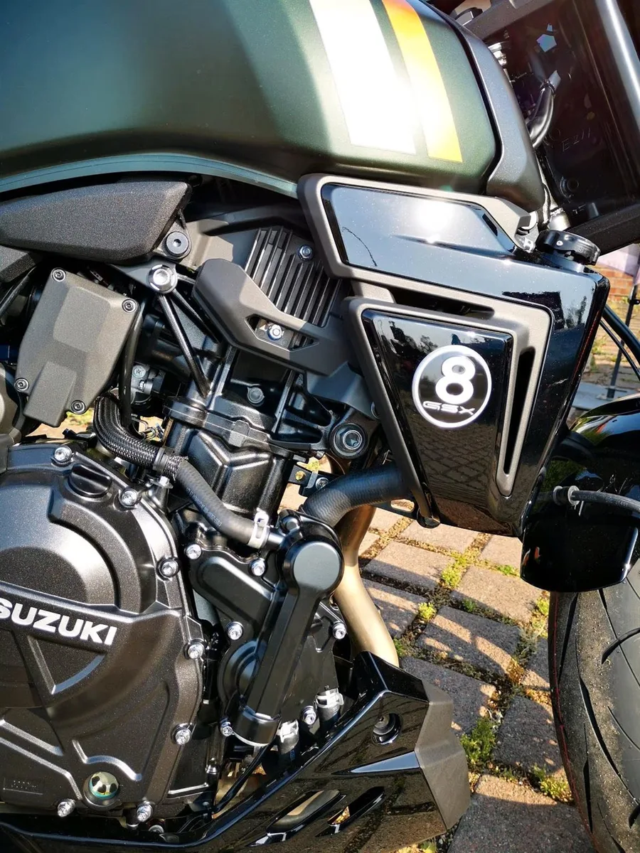 Suzuki GSX-8TT Suzuki GSX-800TT