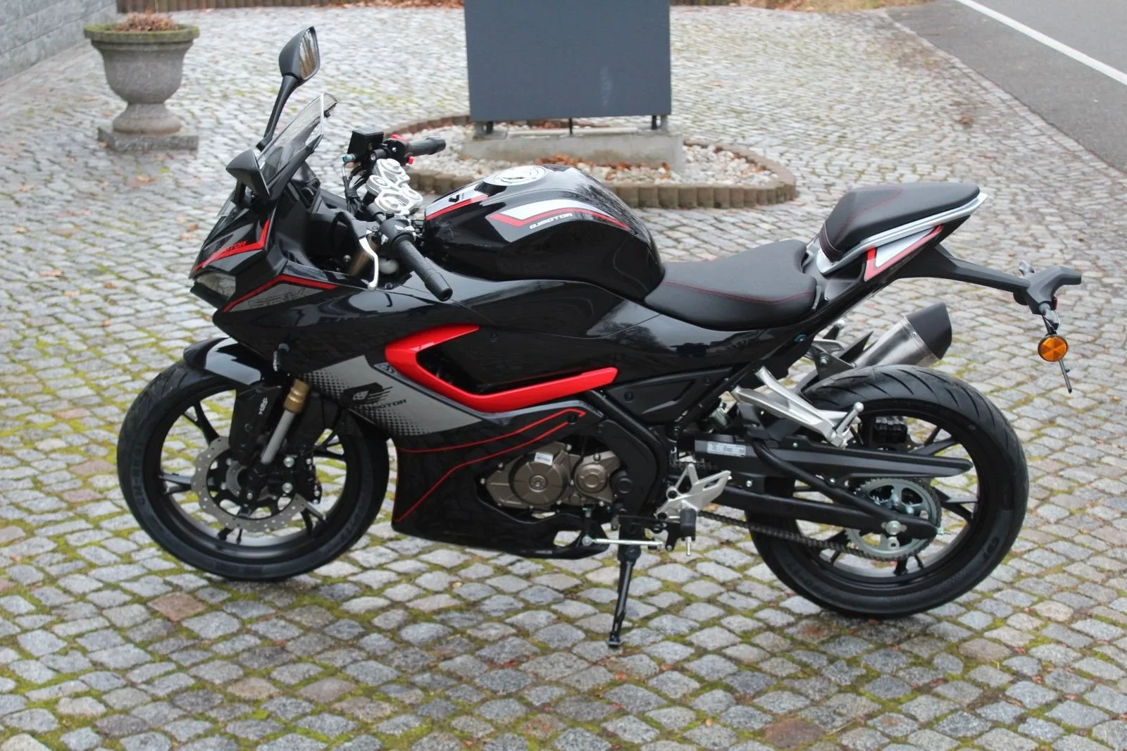QJ Motor SRK 125 S