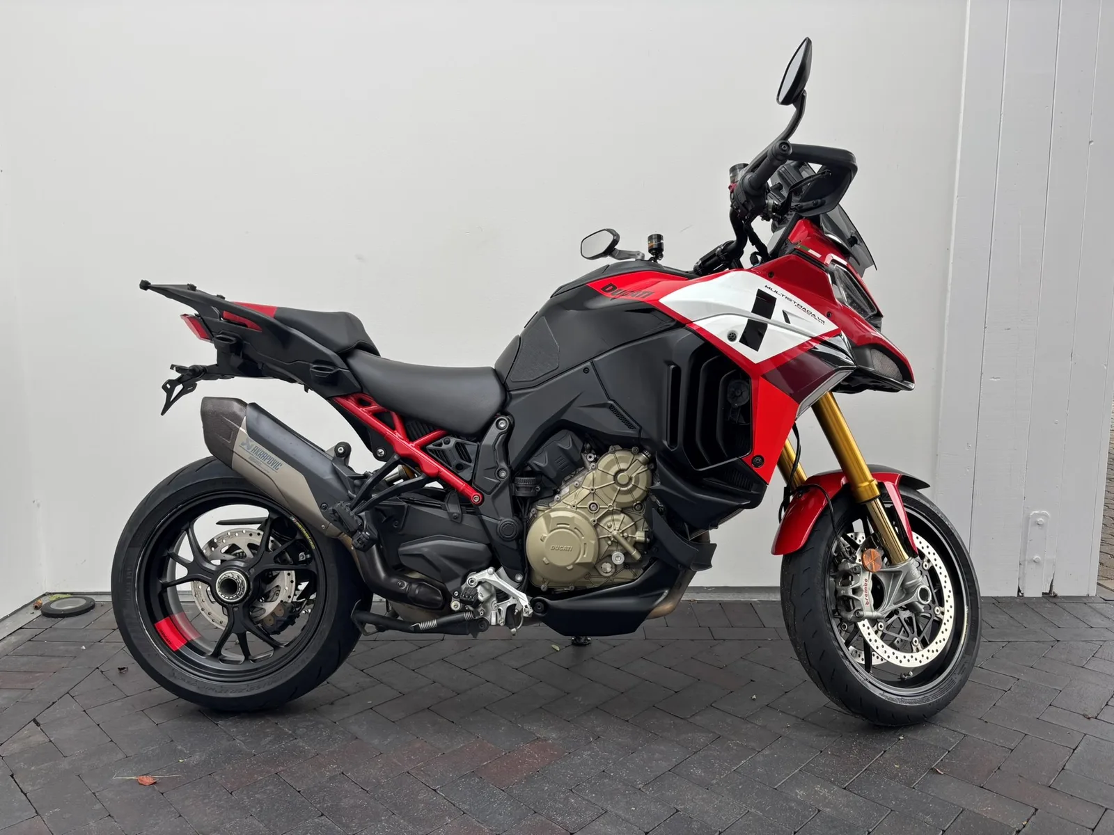 Ducati Multistrada V4 Pikes Peak Jetzt kaufen und kostenlos bis zur nächsten Saison einwintern!