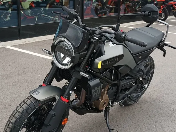 Husqvarna Svartpilen 401