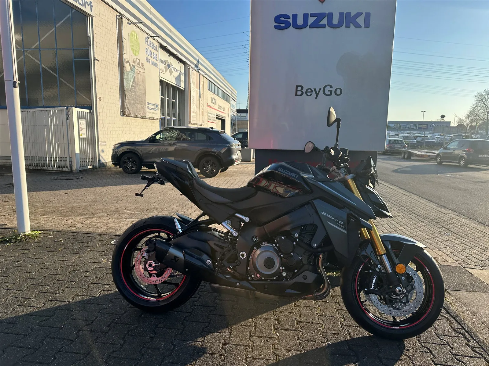 Suzuki GSX-S1000 Power Edition inkl. Akrapoviç Auspuff + BeyGo 20-Jahre-Design-Kit