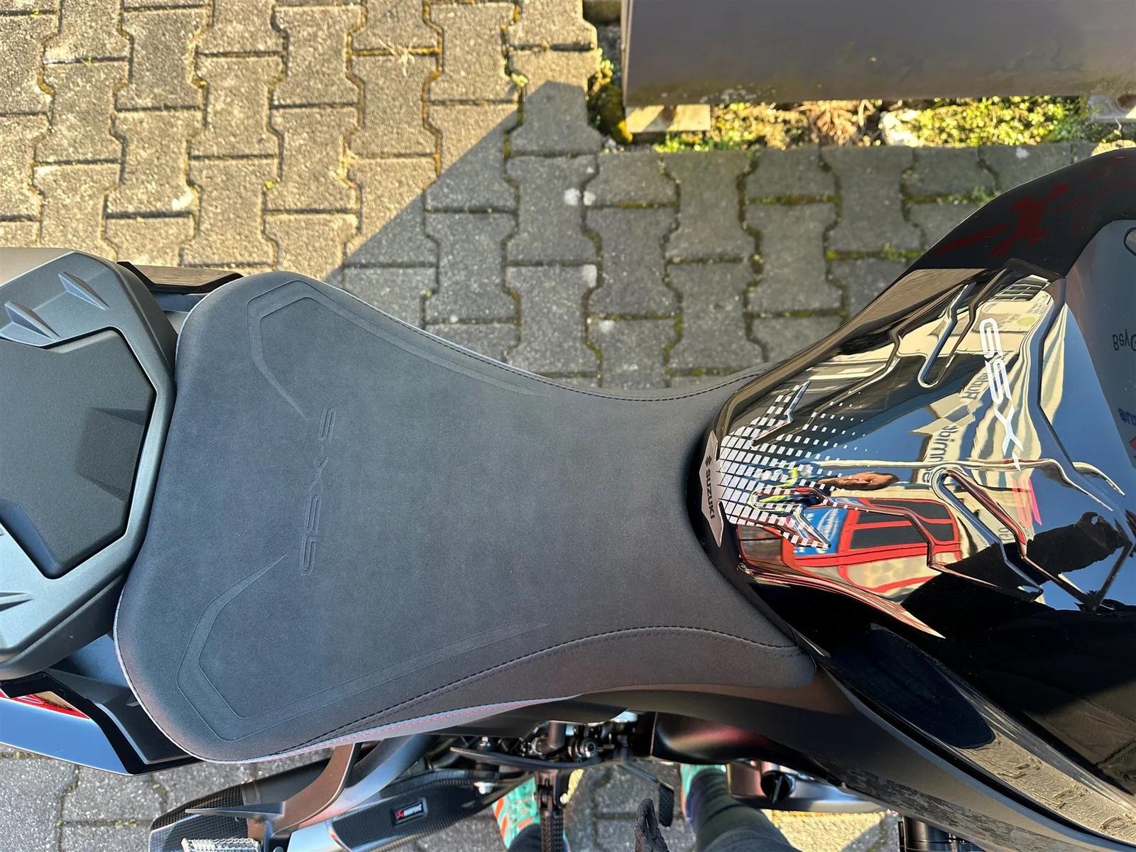Suzuki GSX-S1000 Power Edition inkl. Akrapoviç Auspuff + BeyGo 20-Jahre-Design-Kit