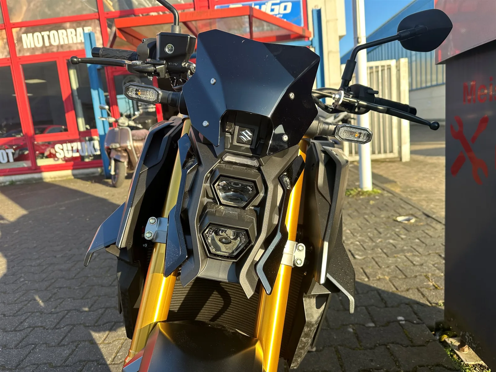 Suzuki GSX-S1000 Power Edition inkl. Akrapoviç Auspuff + BeyGo 20-Jahre-Design-Kit
