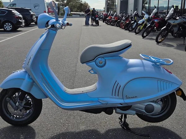Vespa 946 Snake