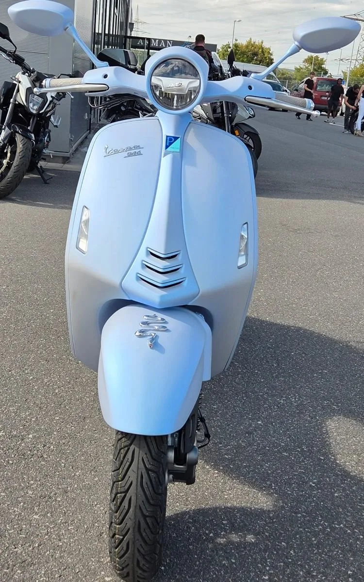 Vespa 946 Snake