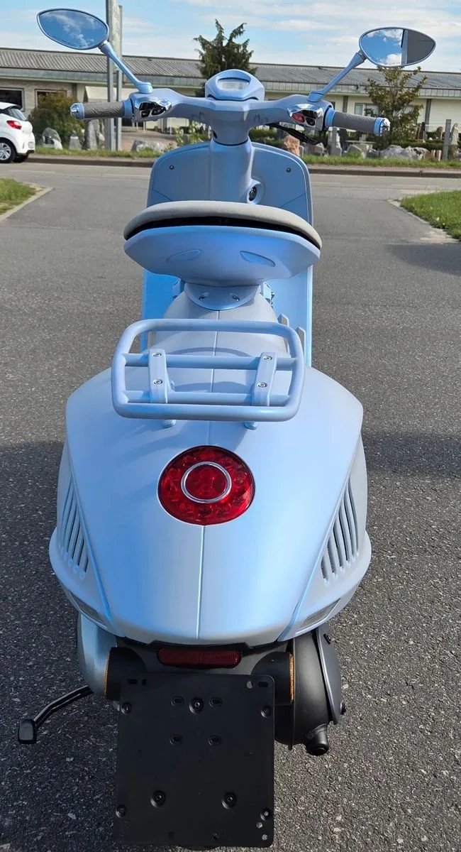 Vespa 946 Snake