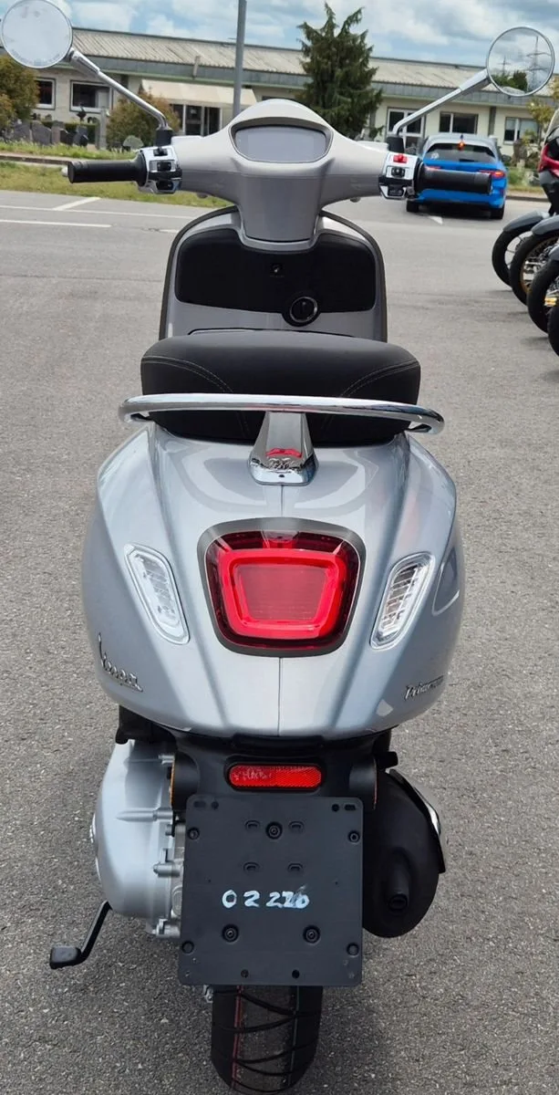 Vespa Primavera 125 75th