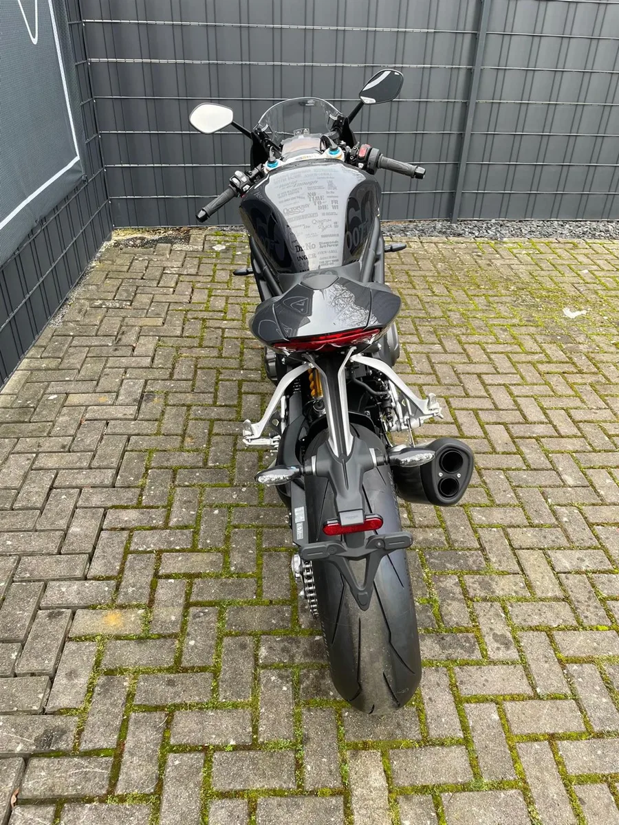 Triumph Speed Triple 1200 RR James Bond Edition 007 James Bond Edition