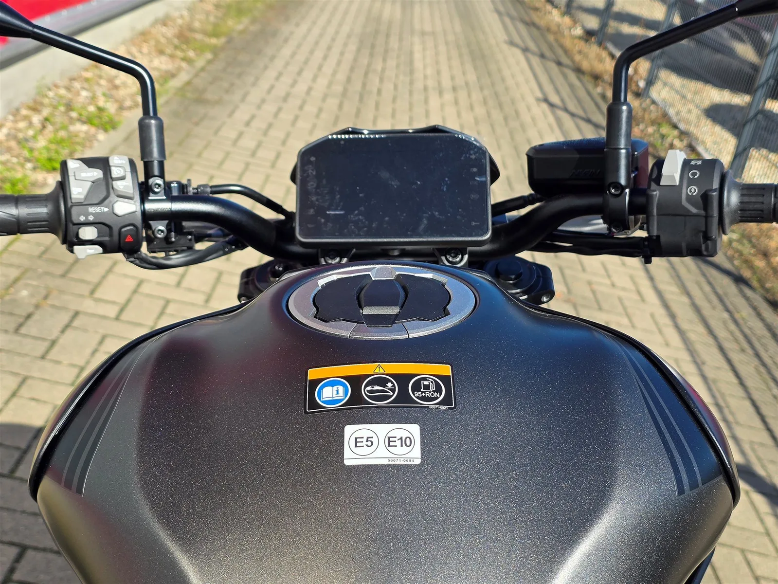 Kawasaki Z900 70kW Neu, Modell 2026