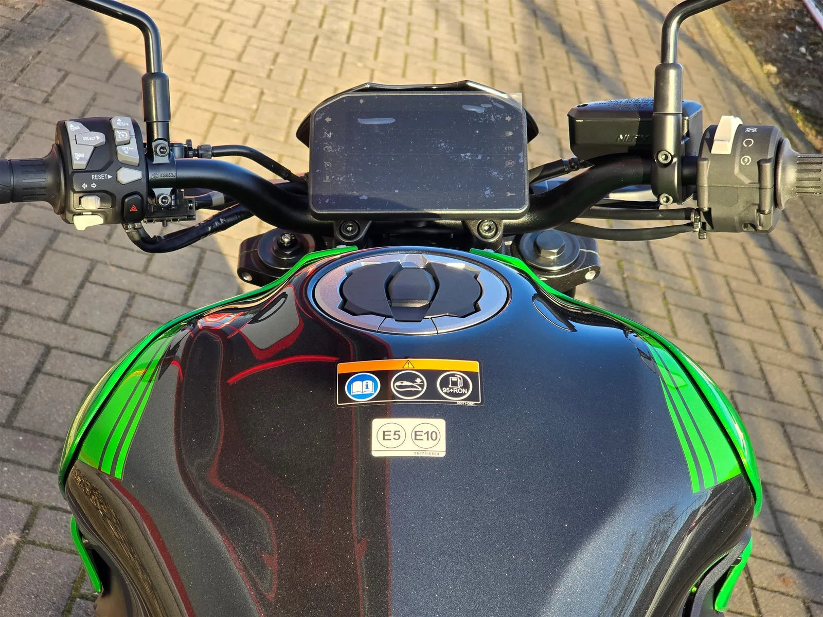 Kawasaki Z900 70kW Neu, Modell 2026