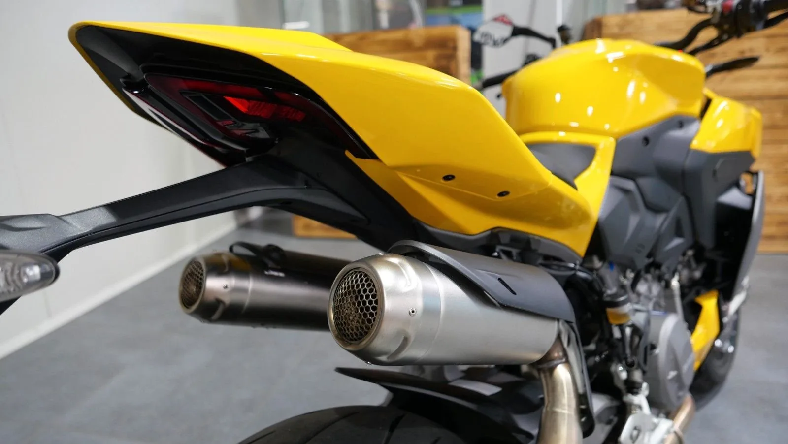 Ducati Streetfighter V2 S