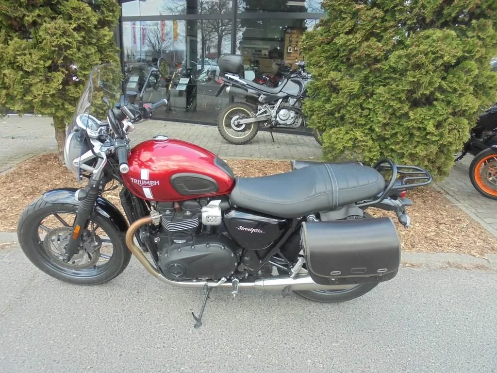Triumph Street Twin