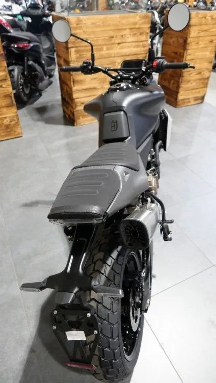 Husqvarna Svartpilen 801