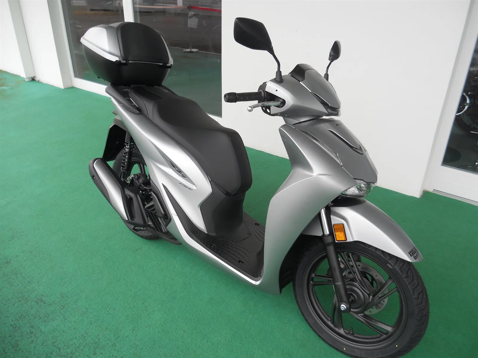 Honda SH150i Matt Lucent Silver