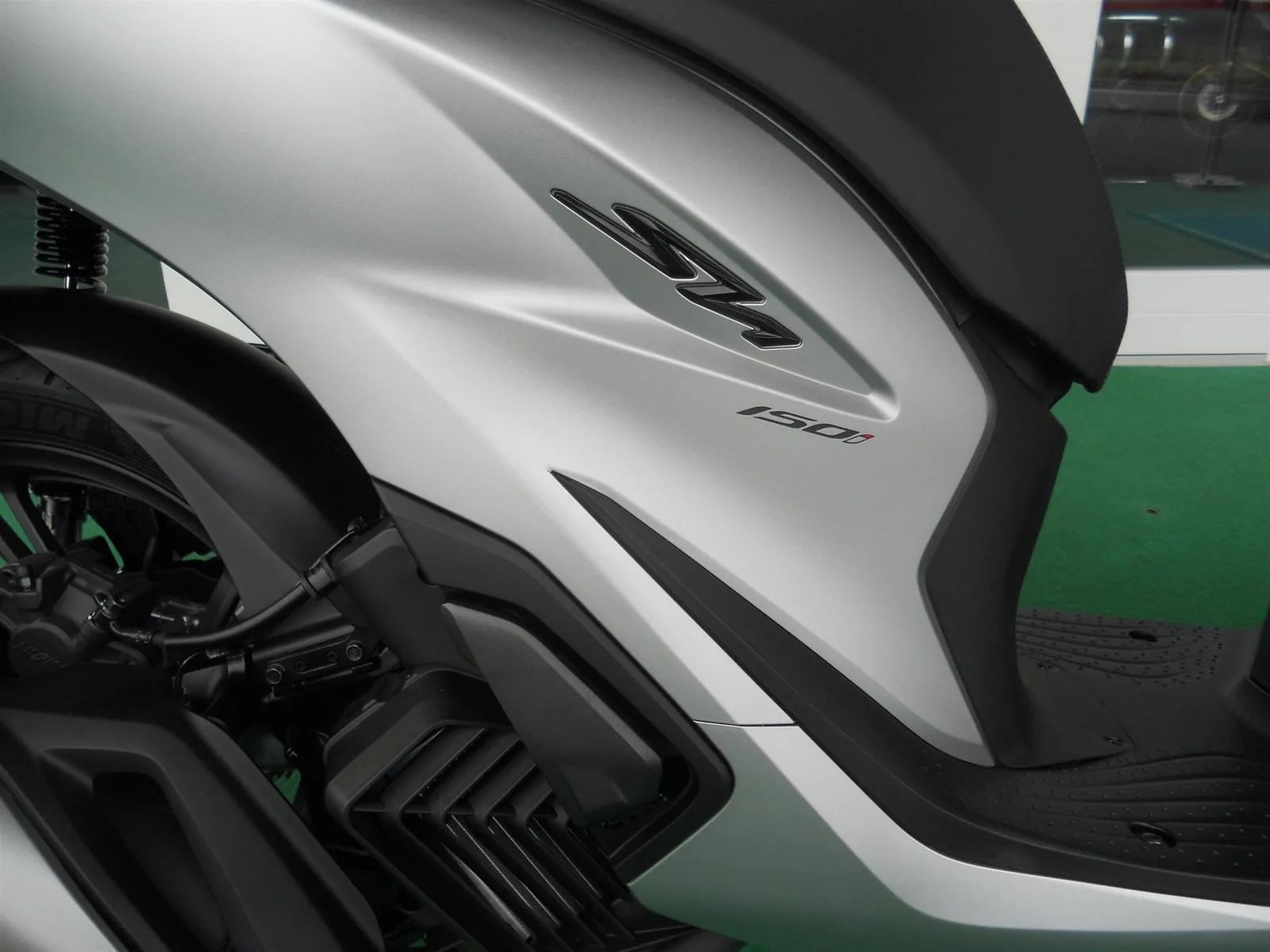Honda SH150i Matt Lucent Silver