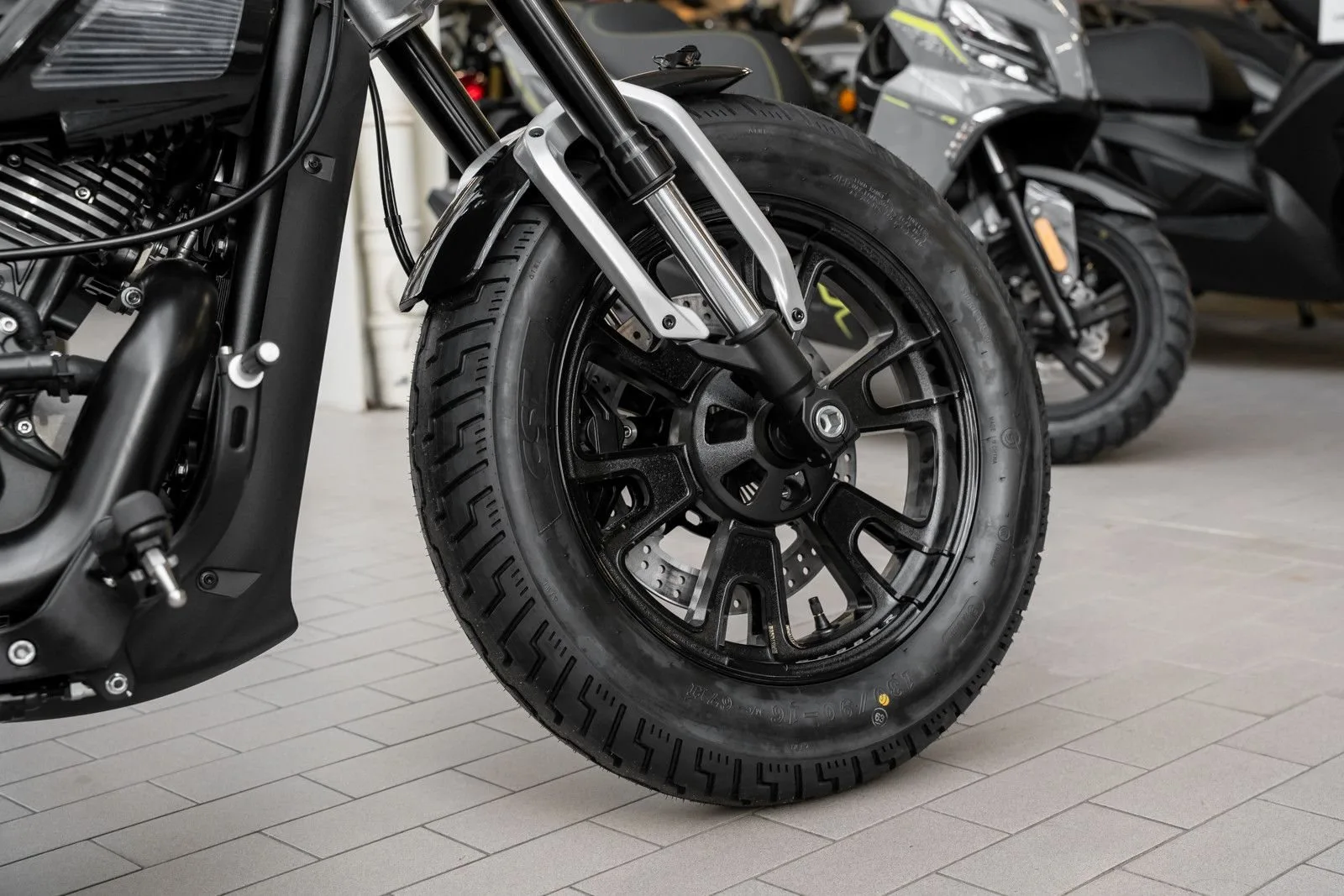 Benelli Leoncino Bobber 400