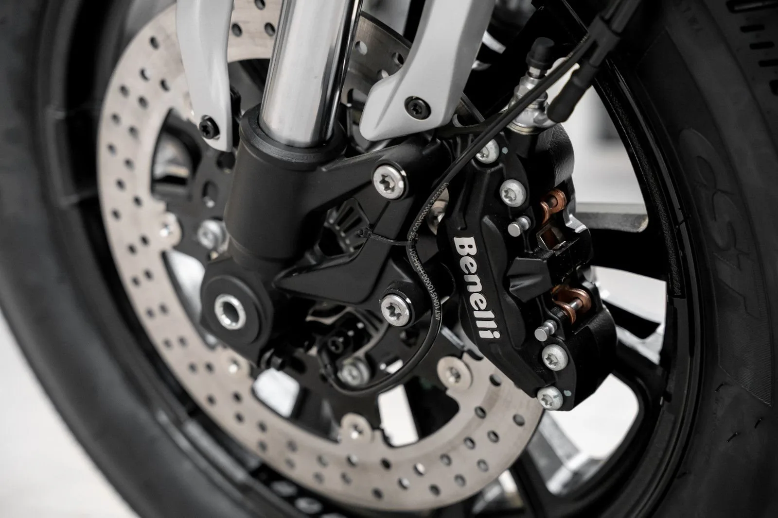 Benelli Leoncino Bobber 400